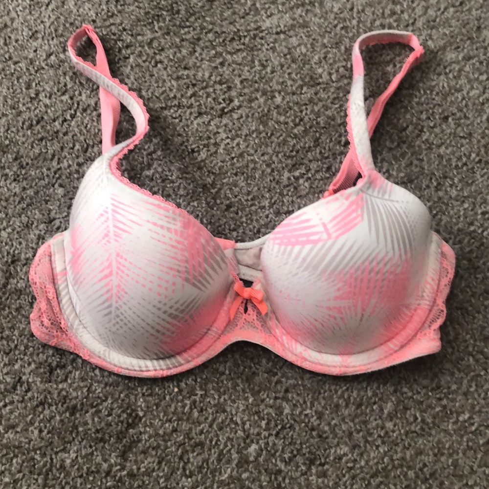 Victoria’s Secret 32C bra